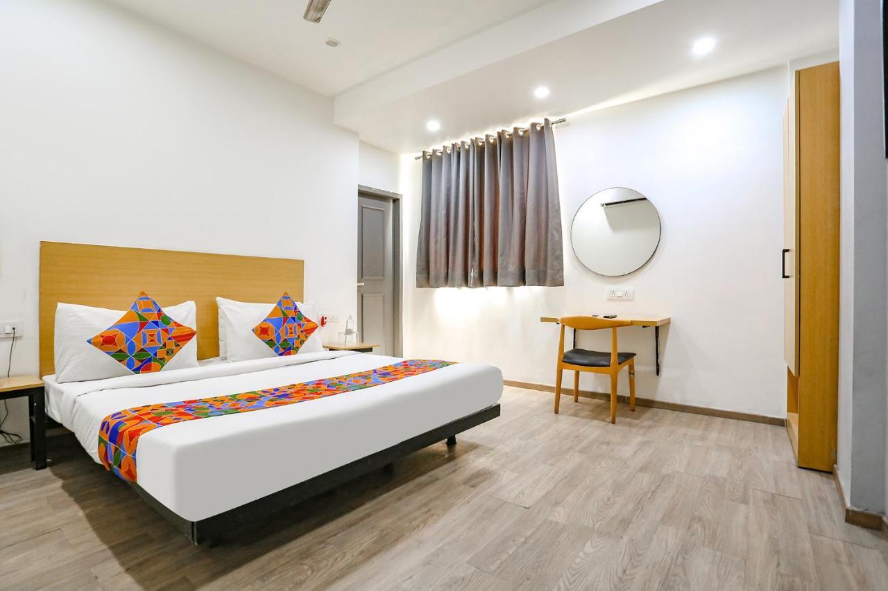 Fabhotel Vat - Meera Bagh Delhi  Dış mekan fotoğraf