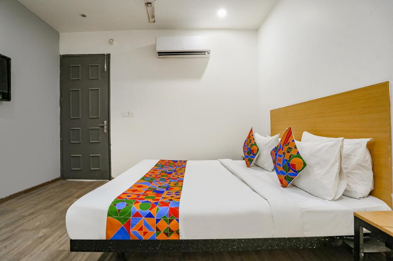 Fabhotel Vat - Meera Bagh Delhi  Dış mekan fotoğraf