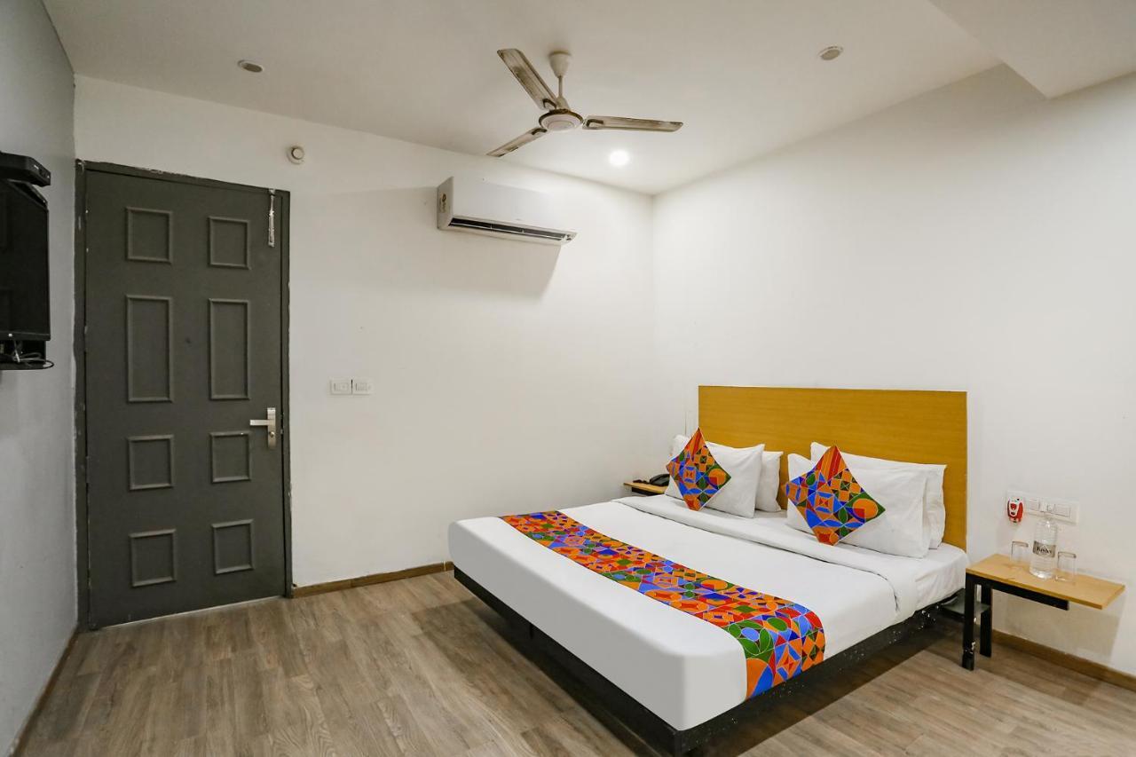 Fabhotel Vat - Meera Bagh Delhi  Dış mekan fotoğraf
