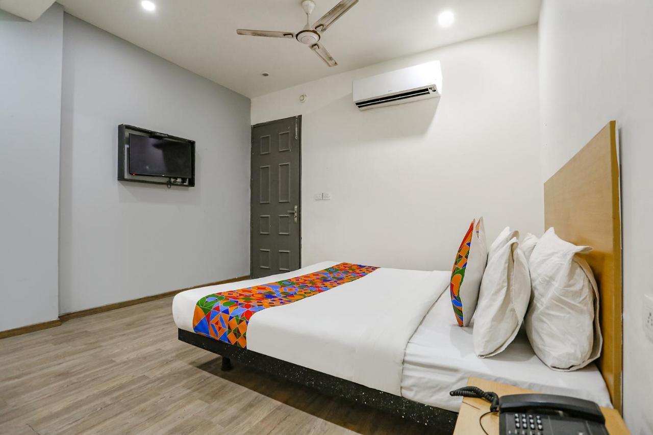 Fabhotel Vat - Meera Bagh Delhi  Dış mekan fotoğraf