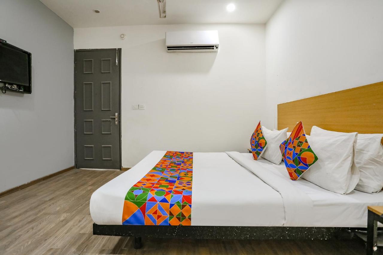 Fabhotel Vat - Meera Bagh Delhi  Dış mekan fotoğraf