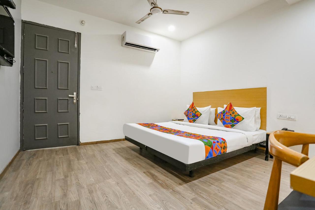 Fabhotel Vat - Meera Bagh Delhi  Dış mekan fotoğraf